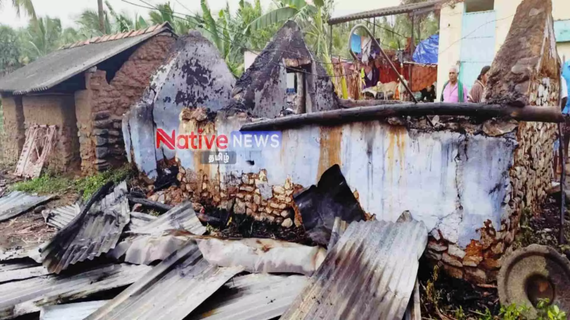 அந்தியூர் அருகே மின் கசிவால் தீ விபத்து: குடிசை எரிந்து நாசம்! அந்தியூர் அருகே மின் கசிவால் தீ விபத்து: குடிசை எரிந்து நாசம்!