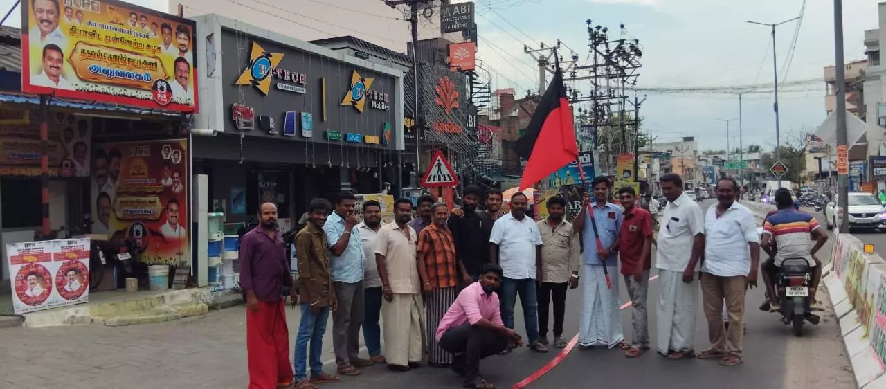 பொள்ளாச்சி வழக்கு தீர்ப்புக்கு ஆதரவு தெரிவித்து தி.மு.க.வினர் பட்டாசு வெடித்து, இனிப்புகள் வழங்கல் பொள்ளாச்சி வழக்கு தீர்ப்புக்கு ஆதரவு தெரிவித்து தி.மு.க.வினர் பட்டாசு வெடித்து, இனிப்புகள் வழங்கல்
