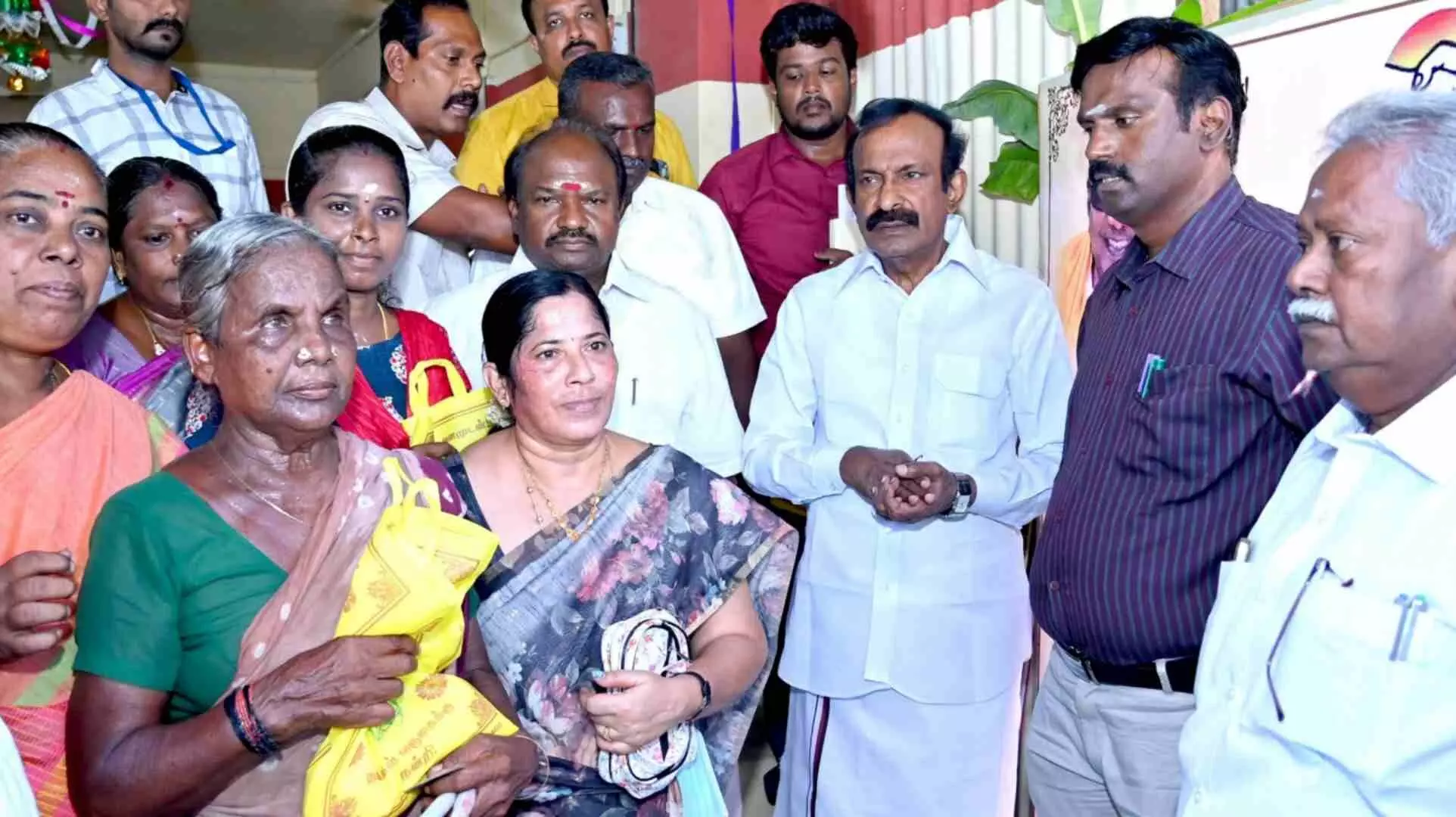 ஈரோடு: சித்தோடு வாய்க்கால்மேடு பகுதியில் முழுநேர ரேஷன் கடையை மக்கள் பயன்பாட்டிற்கு திறந்து வைத்த அமைச்சர்! ஈரோடு: சித்தோடு வாய்க்கால்மேடு பகுதியில் முழுநேர ரேஷன் கடையை மக்கள் பயன்பாட்டிற்கு திறந்து வைத்த அமைச்சர்!