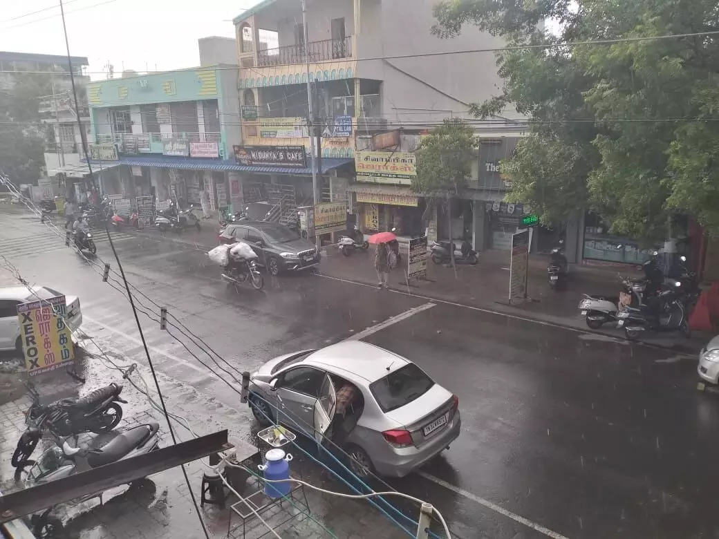 கோடை மழையால் பொதுமக்கள் மகிழ்ச்சி கோடை மழையால் பொதுமக்கள் மகிழ்ச்சி