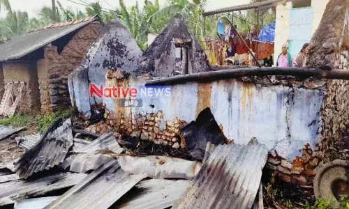 அந்தியூர் அருகே மின் கசிவால் தீ விபத்து: குடிசை எரிந்து நாசம்! அந்தியூர் அருகே மின் கசிவால் தீ விபத்து: குடிசை எரிந்து நாசம்!