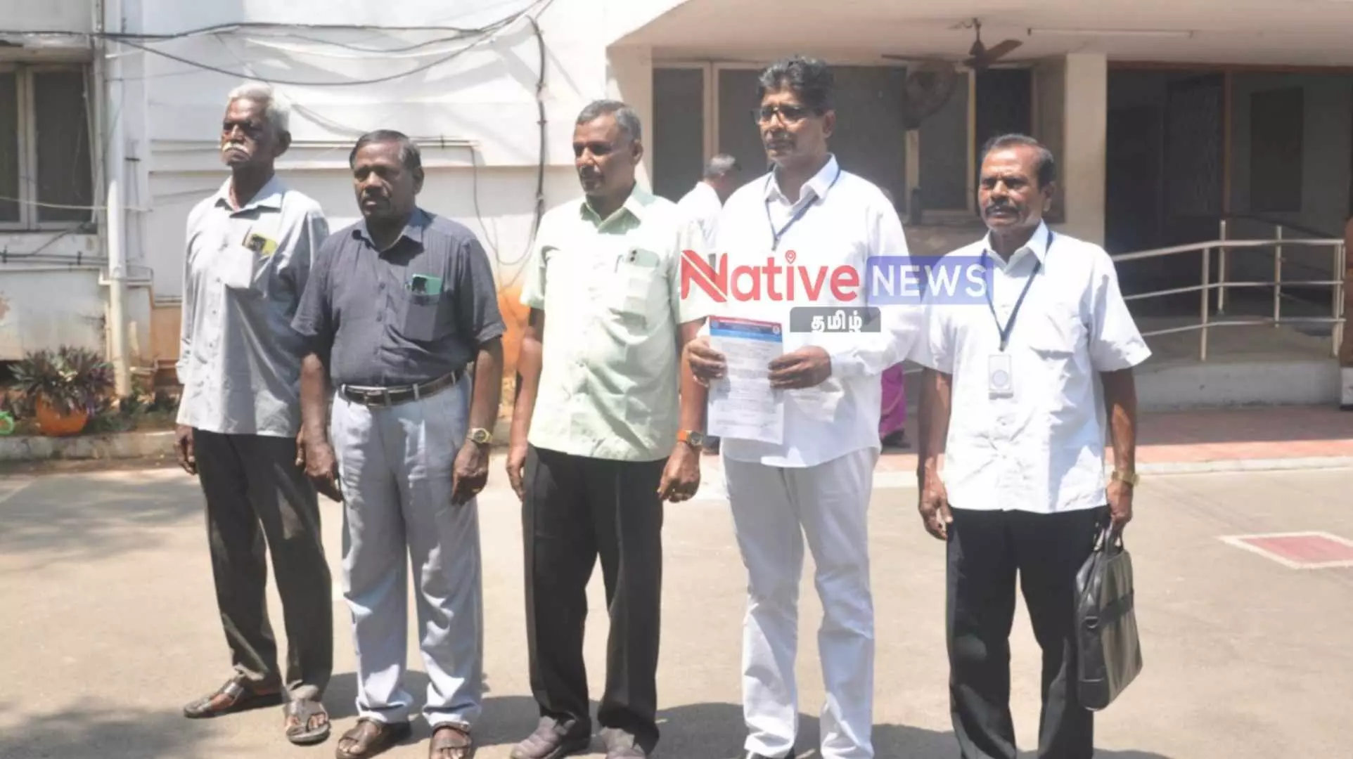 ராணுவ வீரர்கள் குறித்து அவதூறாக பேசிய முன்னாள் அமைச்சர் மீது நடவடிக்கை எடுக்க கோரி ஈரோடு மாவட்ட காவல் கண்காணிப்பாளரிடம் புகார் மனு! ராணுவ வீரர்கள் குறித்து அவதூறாக பேசிய முன்னாள் அமைச்சர் மீது நடவடிக்கை எடுக்க கோரி ஈரோடு மாவட்ட காவல் கண்காணிப்பாளரிடம் புகார் மனு!