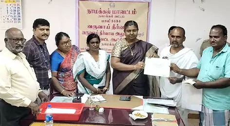 ஜமாபந்தியில் பட்டா கேட்டு மனு அளித்தவர்களுக்கு உடனடியாக பட்டா நகல்: கலெக்டர் அசத்தல் ஜமாபந்தியில் பட்டா கேட்டு மனு அளித்தவர்களுக்கு உடனடியாக பட்டா நகல்: கலெக்டர் அசத்தல்