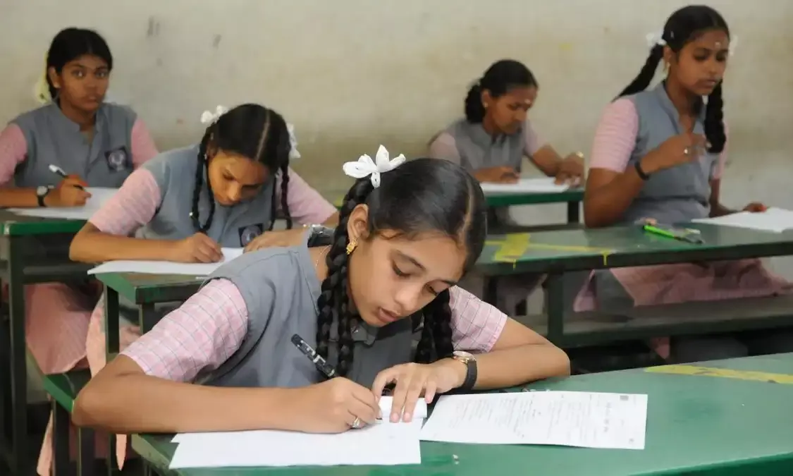 மாநிலத்தில் முதலிடம் - சிவகங்கை மாணவர்கள் சாதனை: 98.31% தேர்ச்சி!  ஒரு திருநங்கை மாணவர் தேர்வில் பங்கேற்று 100% தேர்ச்சி!
