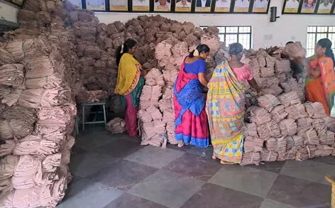 அரசு பள்ளிகளில் 6 முதல் 8ம் வகுப்பு படிக்கும் ஏழை மாணவர்களுக்கு 22,000 செட் இலவச சீருடை தயார் அரசு பள்ளிகளில் 6 முதல் 8ம் வகுப்பு படிக்கும் ஏழை மாணவர்களுக்கு 22,000 செட் இலவச சீருடை தயார்