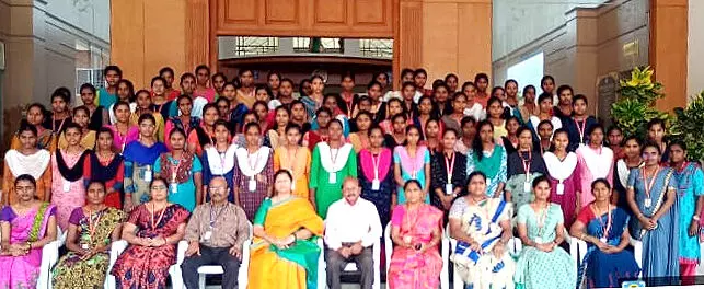 புதுமைப்பெண் திட்டத்தில் கல்வி உதவித்தொகை பெற்ற டிரினிடி கலைக் கல்லூரி மாணவிகளுக்கு பாராட்டு விழா புதுமைப்பெண் திட்டத்தில் கல்வி உதவித்தொகை பெற்ற டிரினிடி கலைக் கல்லூரி மாணவிகளுக்கு பாராட்டு விழா
