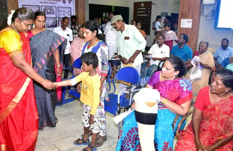 மக்கள் குறைதீர் கூட்டத்தில் 10 பயனாளிகளுக்கு ரூ. 7 லட்சம் நலத்திட்ட உதவி; கலெக்டர் வழங்கல் மக்கள் குறைதீர் கூட்டத்தில் 10 பயனாளிகளுக்கு ரூ. 7 லட்சம் நலத்திட்ட உதவி; கலெக்டர் வழங்கல்