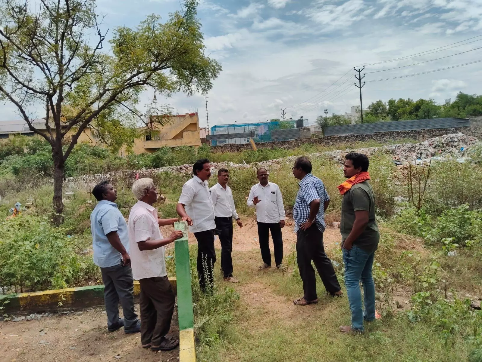மயானத்தில் கல்லறை இடித்த பிரச்சனையில் அதிகாரிகள் ஆய்வு மயானத்தில் கல்லறை இடித்த பிரச்சனையில் அதிகாரிகள் ஆய்வு