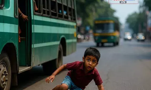சேலத்தில் ஓடும் பஸ்சில் இருந்து 9 மாதக் குழந்தை விழுந்து உயிரிழப்பு -  டிரைவர், கண்டக்டர் பணிநீக்கம்! சேலத்தில் ஓடும் பஸ்சில் இருந்து 9 மாதக் குழந்தை விழுந்து உயிரிழப்பு -  டிரைவர், கண்டக்டர் பணிநீக்கம்!