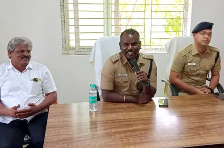 நகை விற்பனை செய்ய வருவோரின் விபரங்களை, நகைக்கடை உரிமையாளர்கள் பதிவு செய்ய வேண்டும்: போலீஸ் எஸ்பி உத்திரவு நகை விற்பனை செய்ய வருவோரின் விபரங்களை, நகைக்கடை உரிமையாளர்கள் பதிவு செய்ய வேண்டும்: போலீஸ் எஸ்பி உத்திரவு