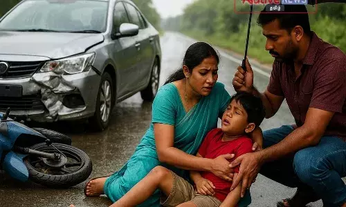 சாலையில் ஸ்கூட்டர் மீது கார் மோதியத்தில் ஸ்கூட்டர் நசுங்கி விபத்தில் தாயும் மகனும்  படுகாயம்! சாலையில் ஸ்கூட்டர் மீது கார் மோதியத்தில் ஸ்கூட்டர் நசுங்கி விபத்தில் தாயும் மகனும்  படுகாயம்!
