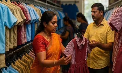 பள்ளி ஆரம்பம் முன்னிட்டு, துணிக் கடைகளில் சீருடை விற்பனை பரபரப்பு! பள்ளி ஆரம்பம் முன்னிட்டு, துணிக் கடைகளில் சீருடை விற்பனை பரபரப்பு!