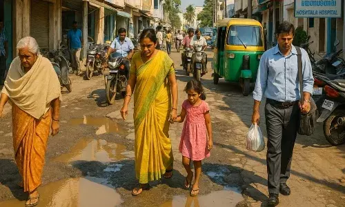 கோபி பழைய ஆஸ்பத்திரி வீதியில் குண்டும் குழியுமான சாலையில்  மழைநீர் தேங்கியதால் மக்கள் அவதி! கோபி பழைய ஆஸ்பத்திரி வீதியில் குண்டும் குழியுமான சாலையில்  மழைநீர் தேங்கியதால் மக்கள் அவதி!
