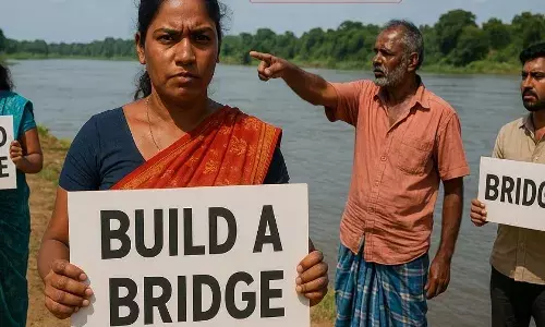 பாலம் இல்லாமல் பள்ளிக்கூடம் செல்ல முடியாத குழந்தைகள் பாலம் இல்லாமல் பள்ளிக்கூடம் செல்ல முடியாத குழந்தைகள்