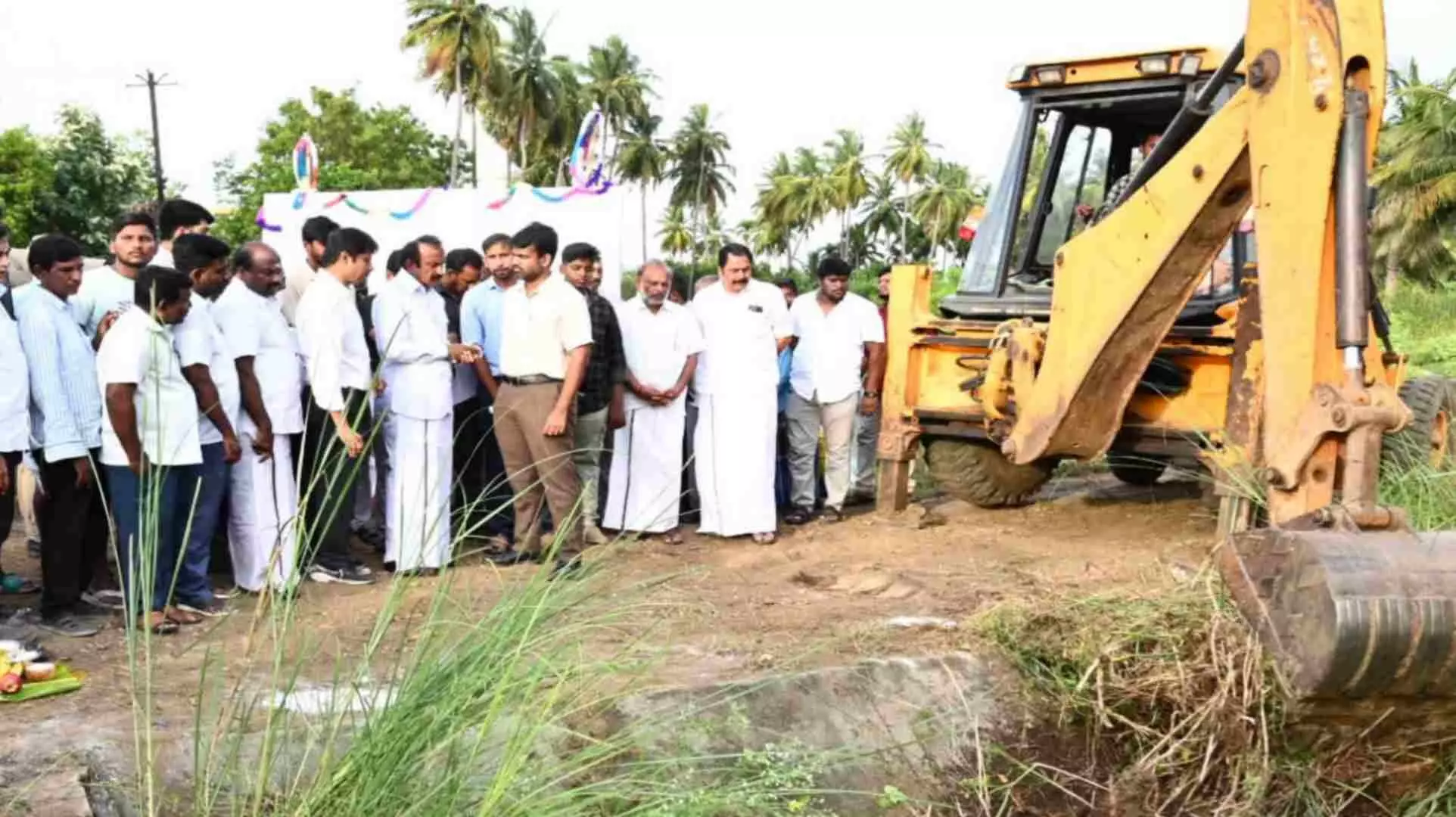 பவானி அருகே காலிங்கராயன் அணைக்கட்டின் பேபி வாய்க்கால் தூர்வாரும் பணி: அமைச்சர் முத்துசாமி தொடங்கி வைத்தார்! பவானி அருகே காலிங்கராயன் அணைக்கட்டின் பேபி வாய்க்கால் தூர்வாரும் பணி: அமைச்சர் முத்துசாமி தொடங்கி வைத்தார்!