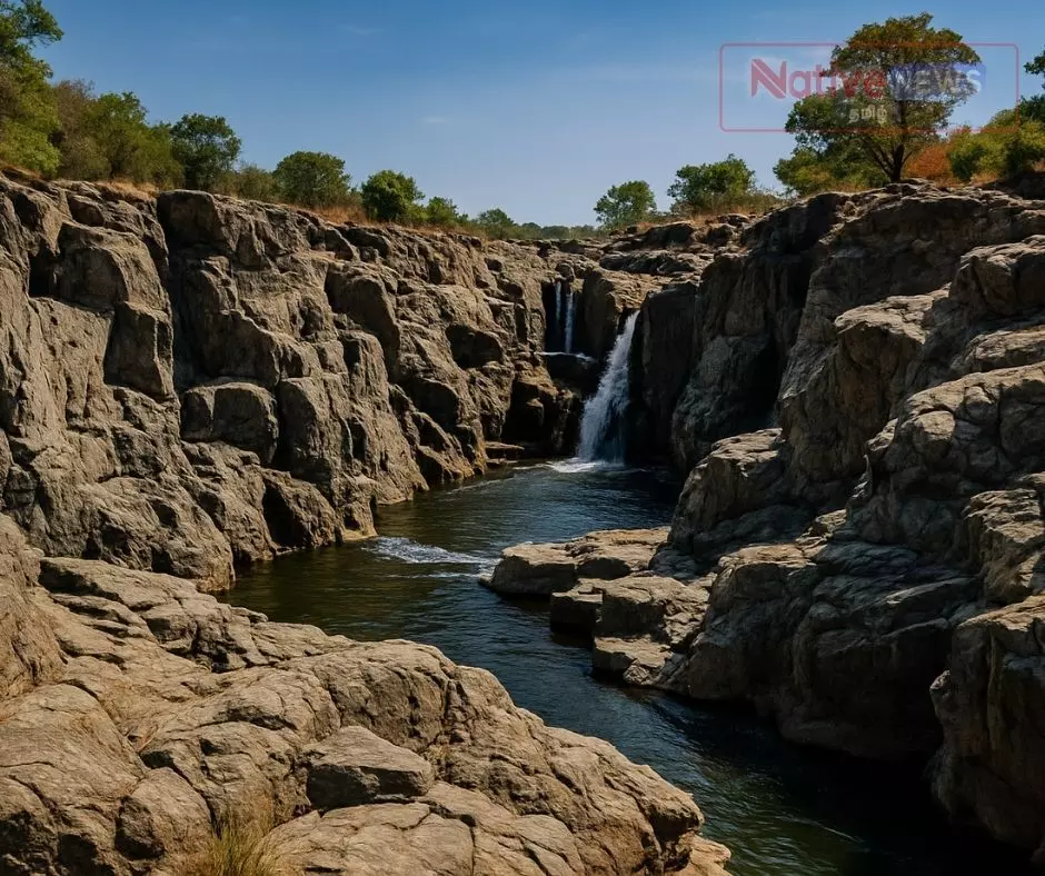 ஓகேனக்கலில் நீர்வரத்து குறைவு, சுற்றுலா பயணிகள் ஏமாற்றம் ஓகேனக்கலில் நீர்வரத்து குறைவு, சுற்றுலா பயணிகள் ஏமாற்றம்