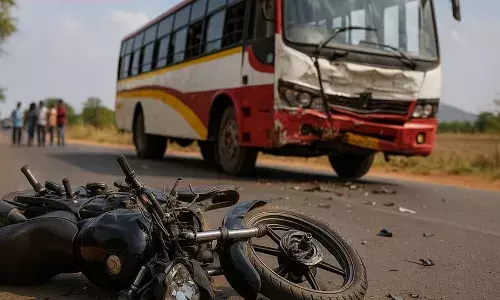 பைக் மீது பஸ் மோதிய விபத்தில் தம்பதியர் பலி